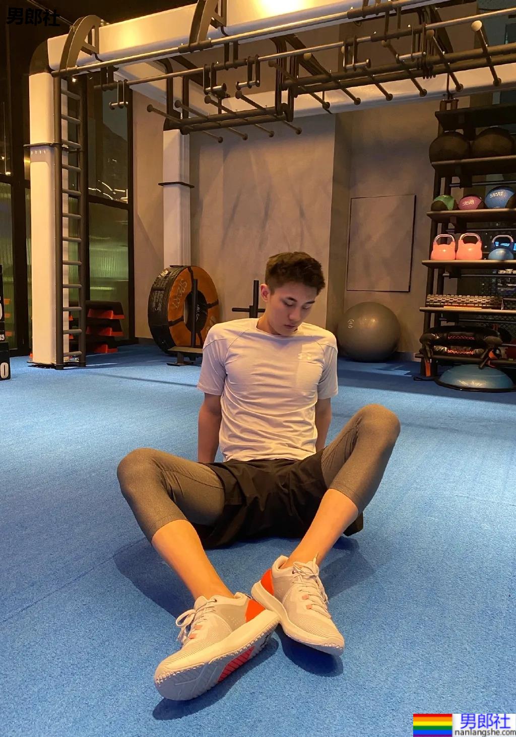 重庆神似黄景瑜的188体育生红遍票圈，因颜高条顺被盗图玩杀猪盘…… - 51虹马