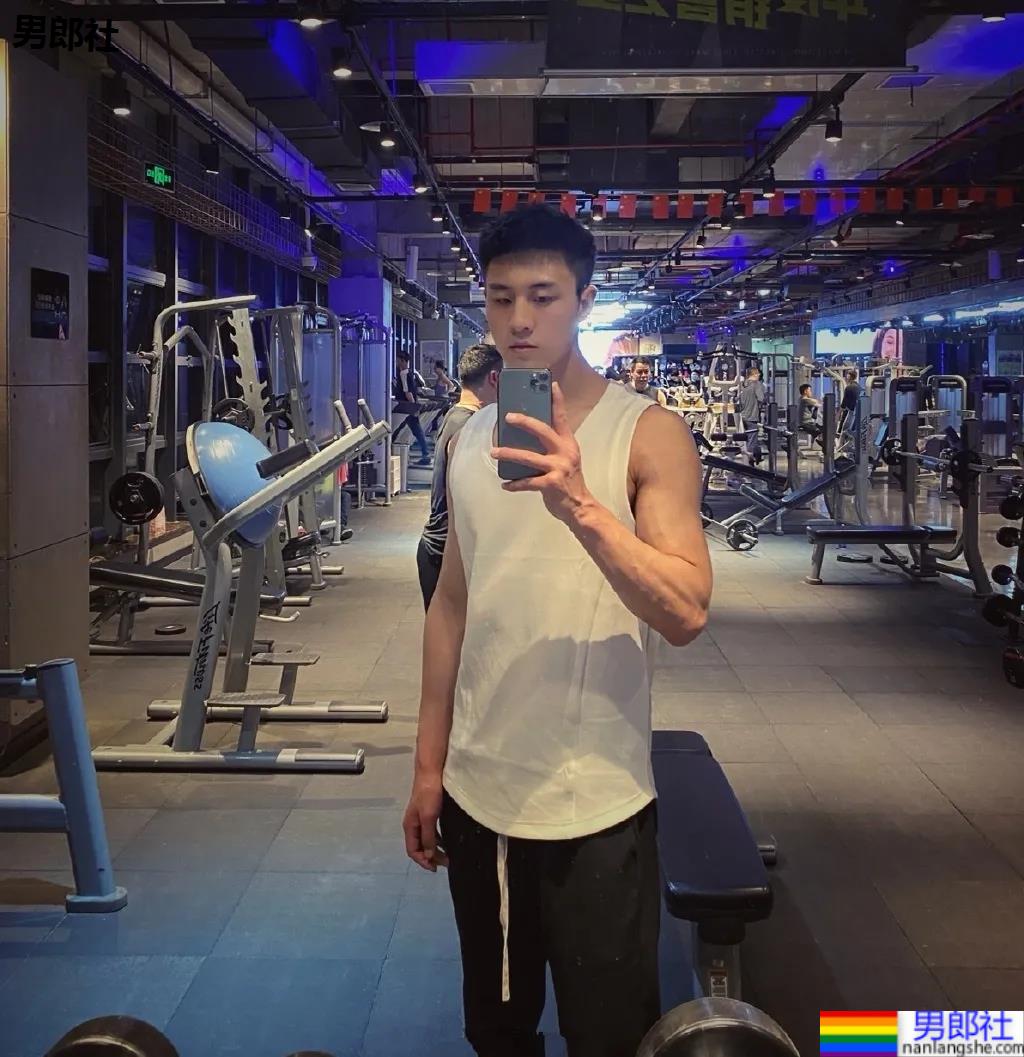 重庆神似黄景瑜的188体育生红遍票圈，因颜高条顺被盗图玩杀猪盘…… - 51虹马