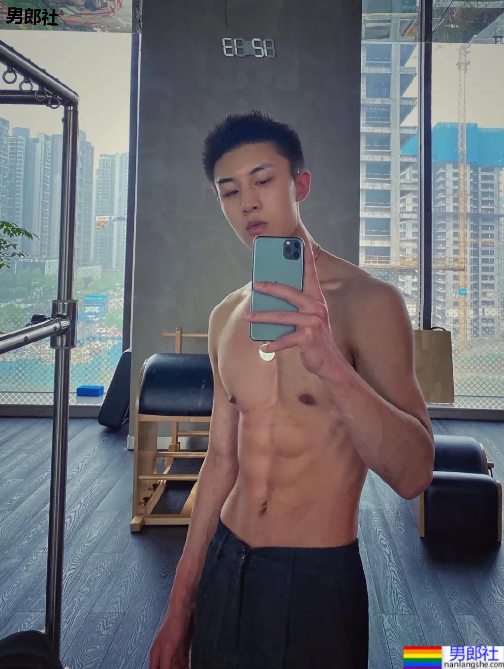 重庆神似黄景瑜的188体育生红遍票圈，因颜高条顺被盗图玩杀猪盘…… - 51虹马