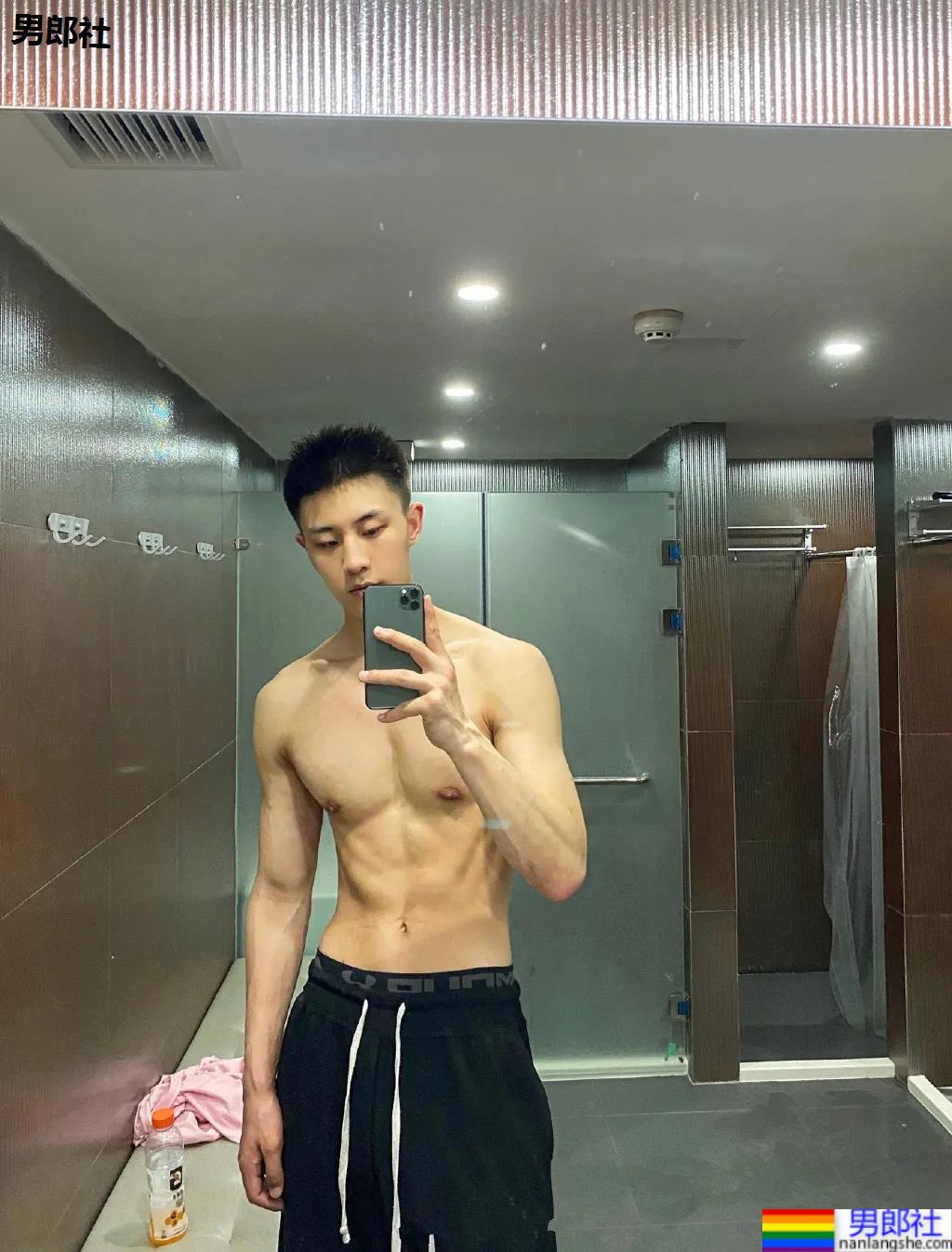 重庆神似黄景瑜的188体育生红遍票圈，因颜高条顺被盗图玩杀猪盘…… - 51虹马