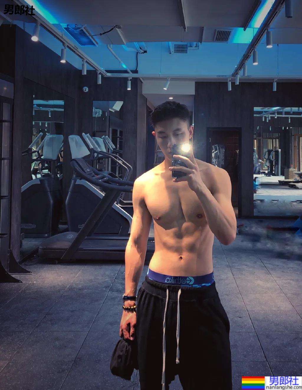 重庆神似黄景瑜的188体育生红遍票圈，因颜高条顺被盗图玩杀猪盘…… - 51虹马