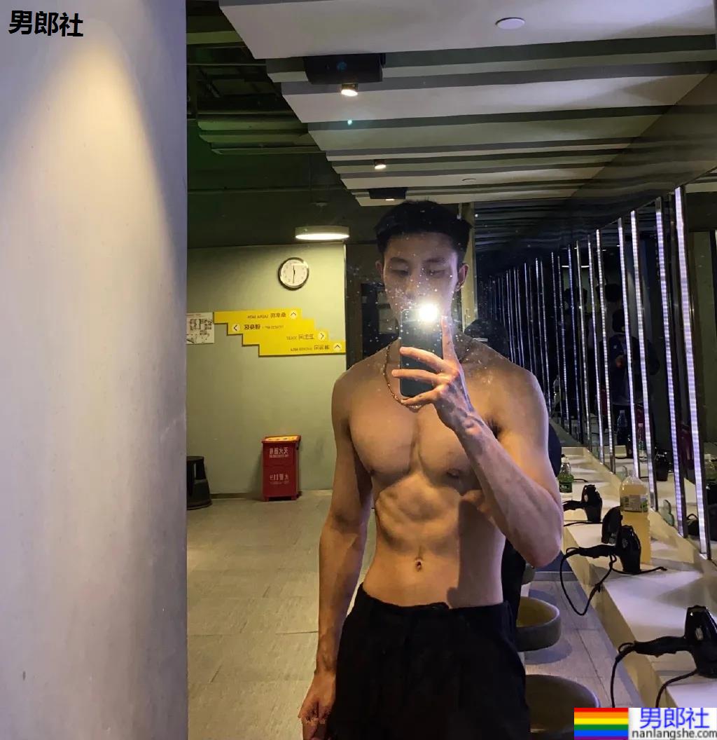 重庆神似黄景瑜的188体育生红遍票圈，因颜高条顺被盗图玩杀猪盘…… - 51虹马