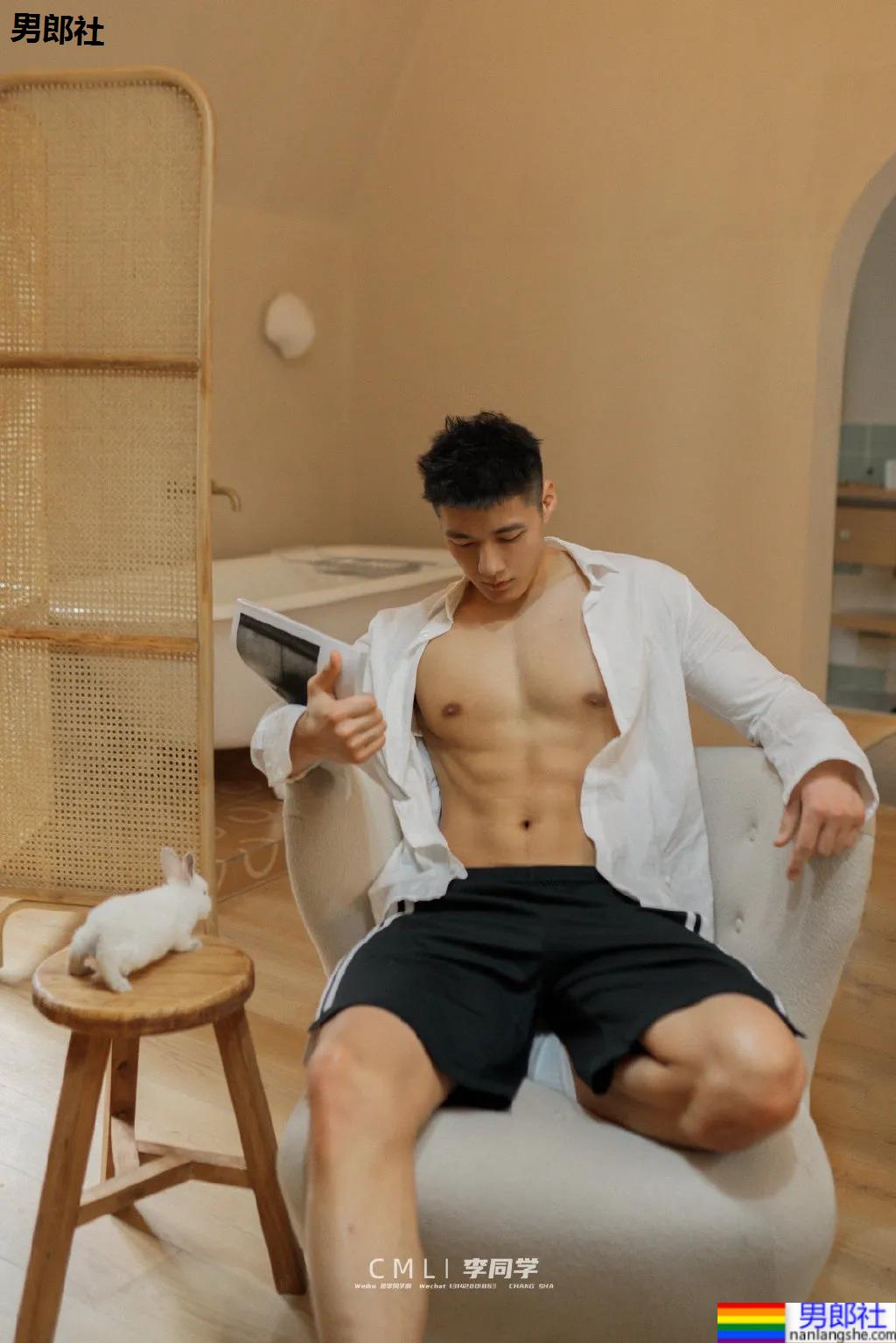 红遍票圈的长沙特警小哥又拍大片,超帅寸头肌肉身材馋哭网友!-51虹马