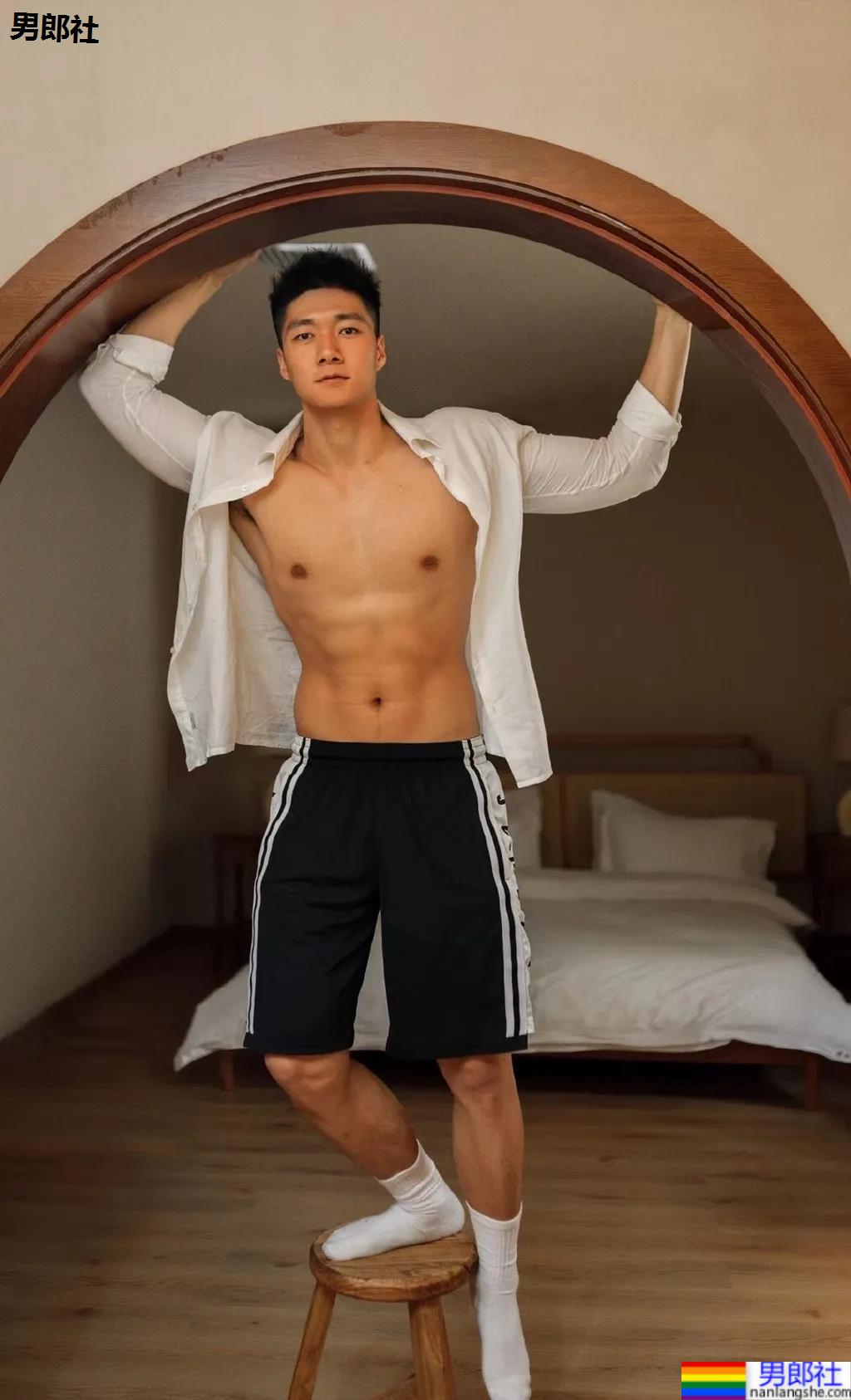 红遍票圈的长沙特警小哥又拍大片，超帅寸头肌肉身材馋哭网友！ - 51虹马