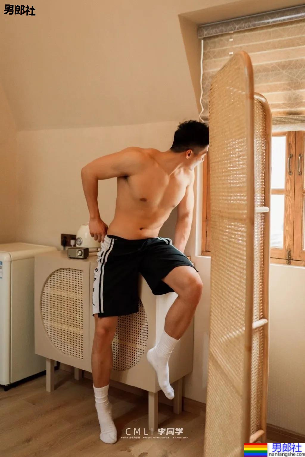 红遍票圈的长沙特警小哥又拍大片，超帅寸头肌肉身材馋哭网友！ - 51虹马