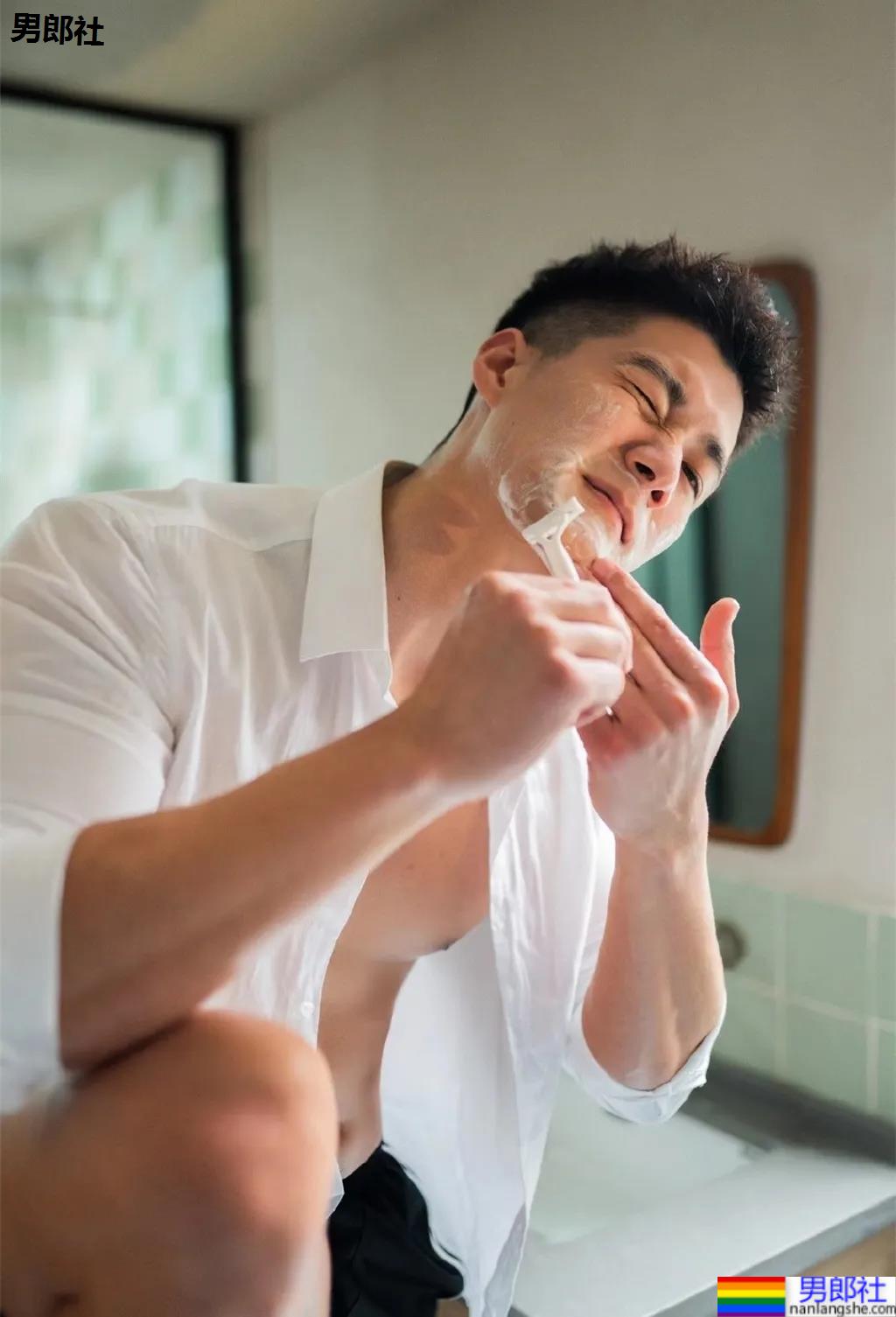 红遍票圈的长沙特警小哥又拍大片，超帅寸头肌肉身材馋哭网友！ - 51虹马