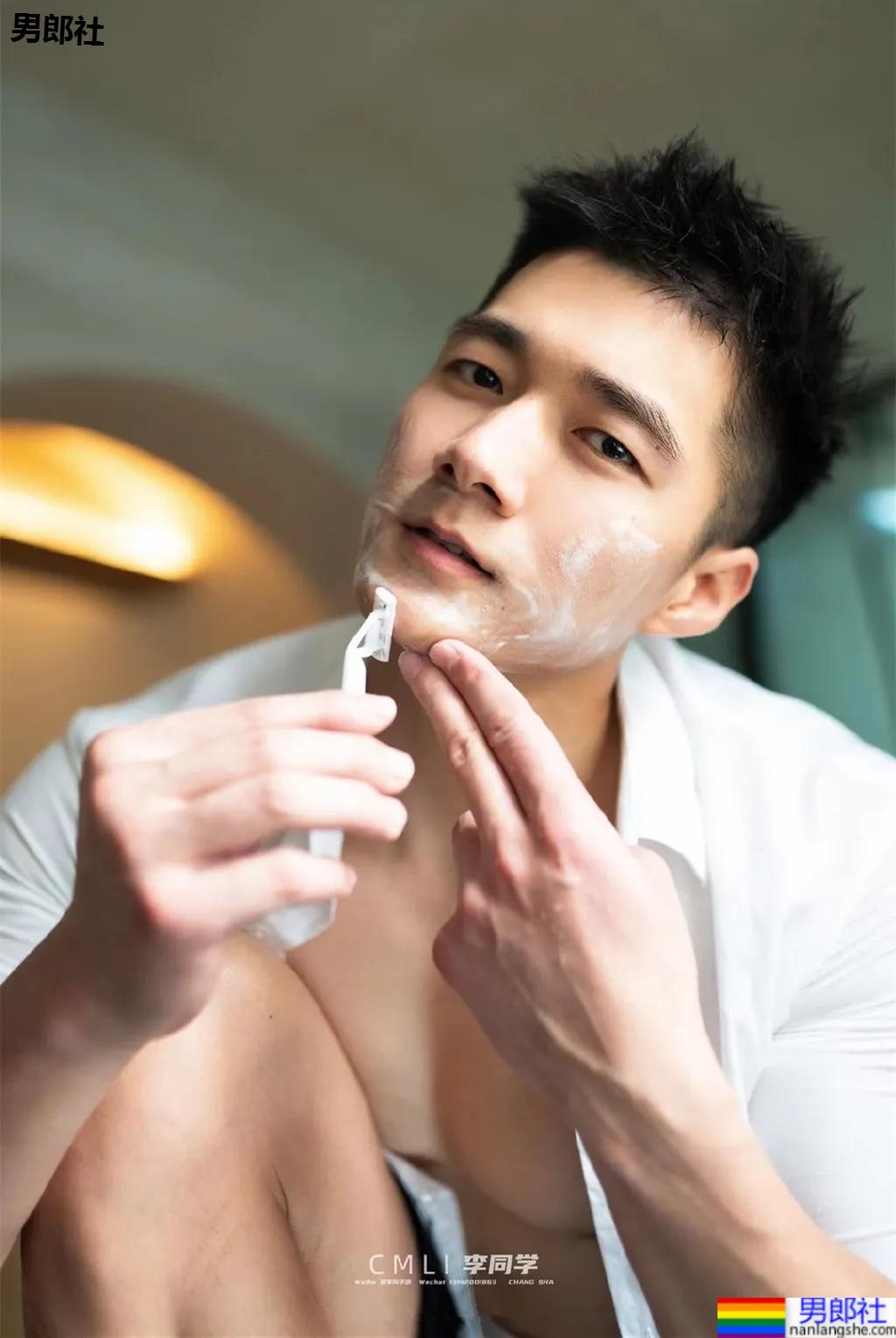 红遍票圈的长沙特警小哥又拍大片，超帅寸头肌肉身材馋哭网友！ - 51虹马