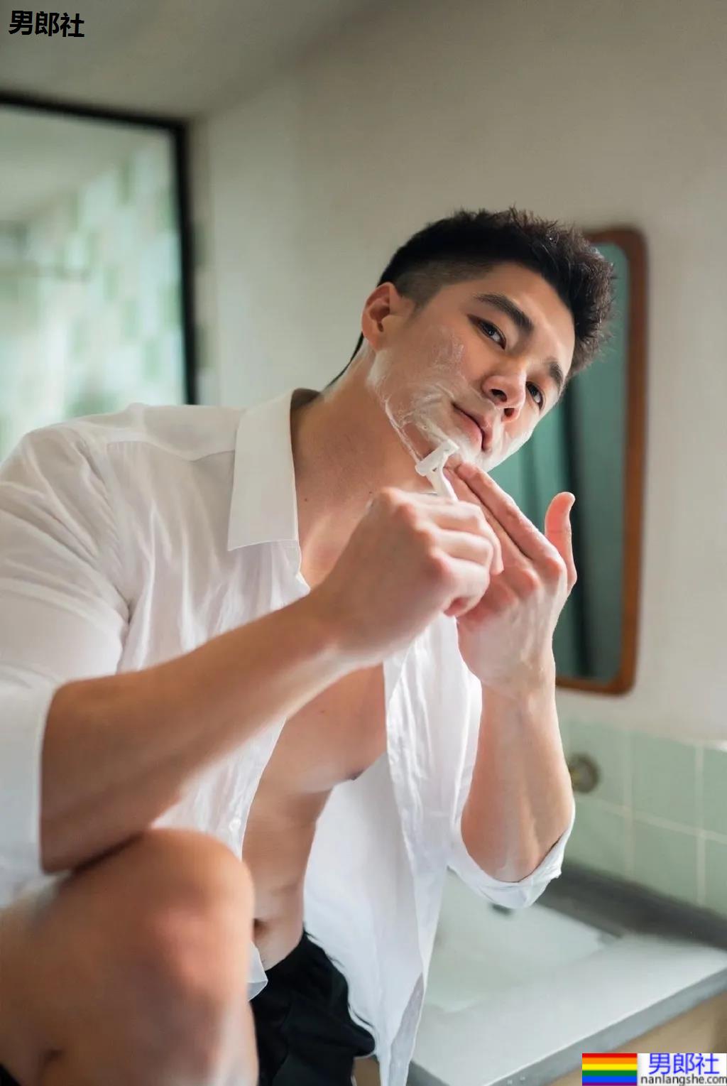 红遍票圈的长沙特警小哥又拍大片，超帅寸头肌肉身材馋哭网友！ - 51虹马