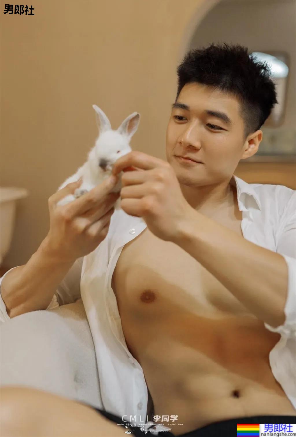 红遍票圈的长沙特警小哥又拍大片，超帅寸头肌肉身材馋哭网友！ - 51虹马