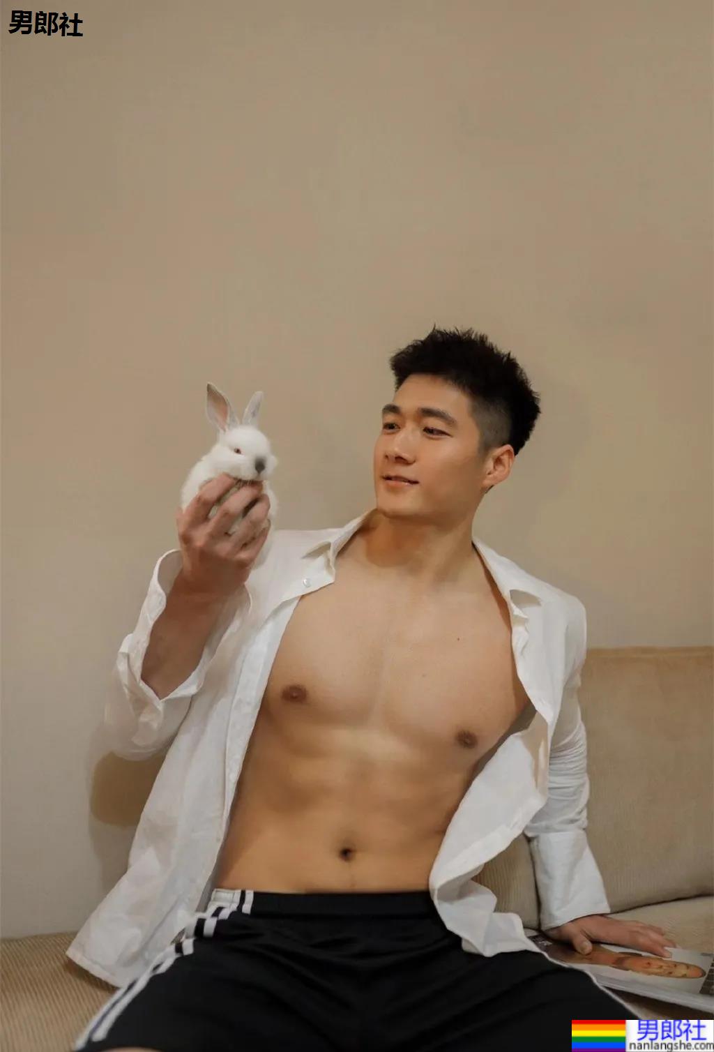 红遍票圈的长沙特警小哥又拍大片，超帅寸头肌肉身材馋哭网友！ - 51虹马