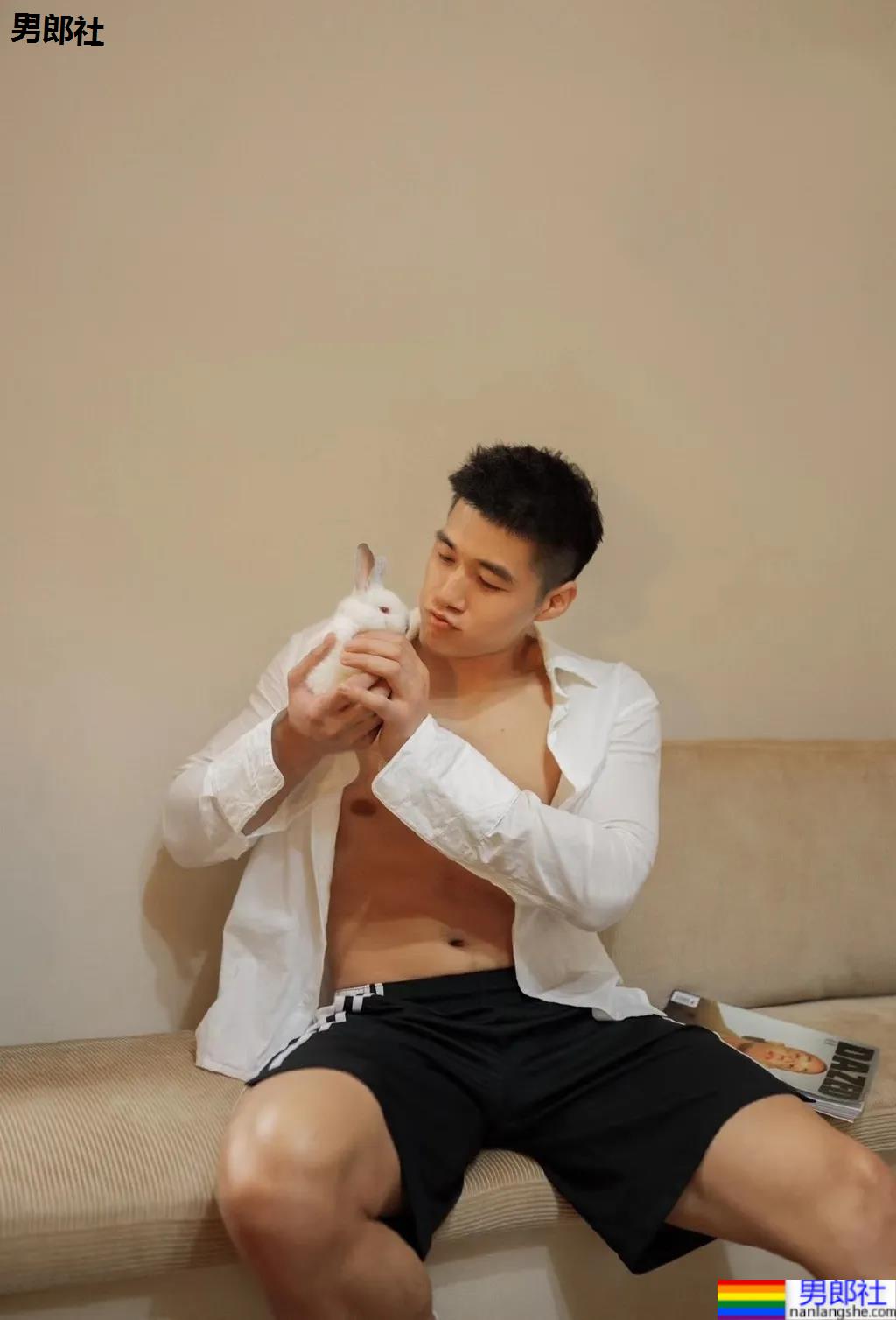 红遍票圈的长沙特警小哥又拍大片，超帅寸头肌肉身材馋哭网友！ - 51虹马