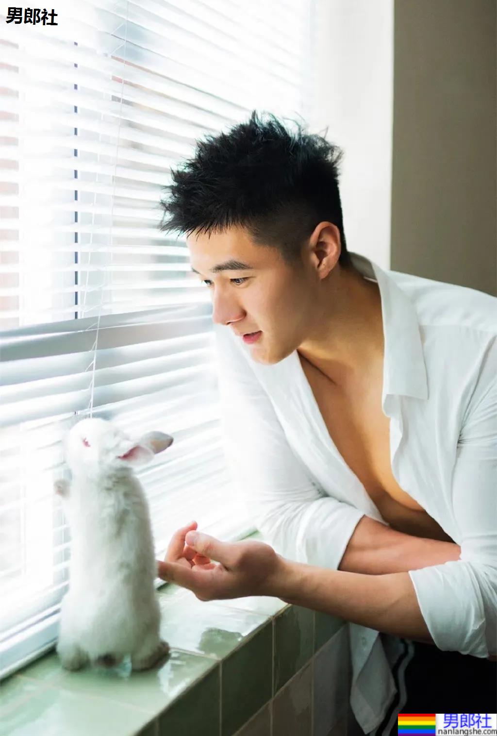 红遍票圈的长沙特警小哥又拍大片，超帅寸头肌肉身材馋哭网友！ - 51虹马