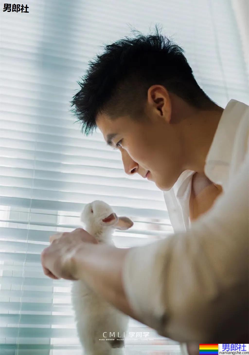 红遍票圈的长沙特警小哥又拍大片，超帅寸头肌肉身材馋哭网友！ - 51虹马