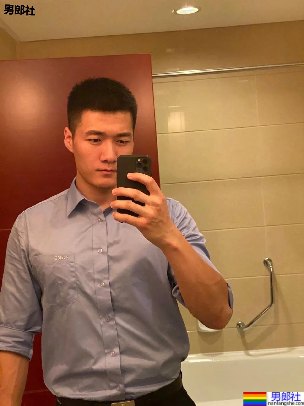 红遍票圈的长沙特警小哥又拍大片，超帅寸头肌肉身材馋哭网友！ - 51虹马