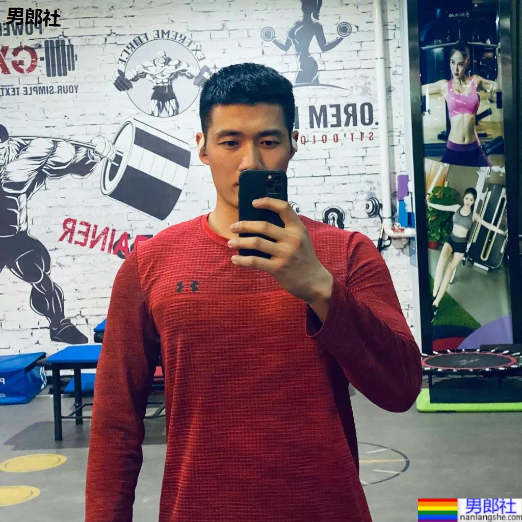 红遍票圈的长沙特警小哥又拍大片，超帅寸头肌肉身材馋哭网友！ - 51虹马