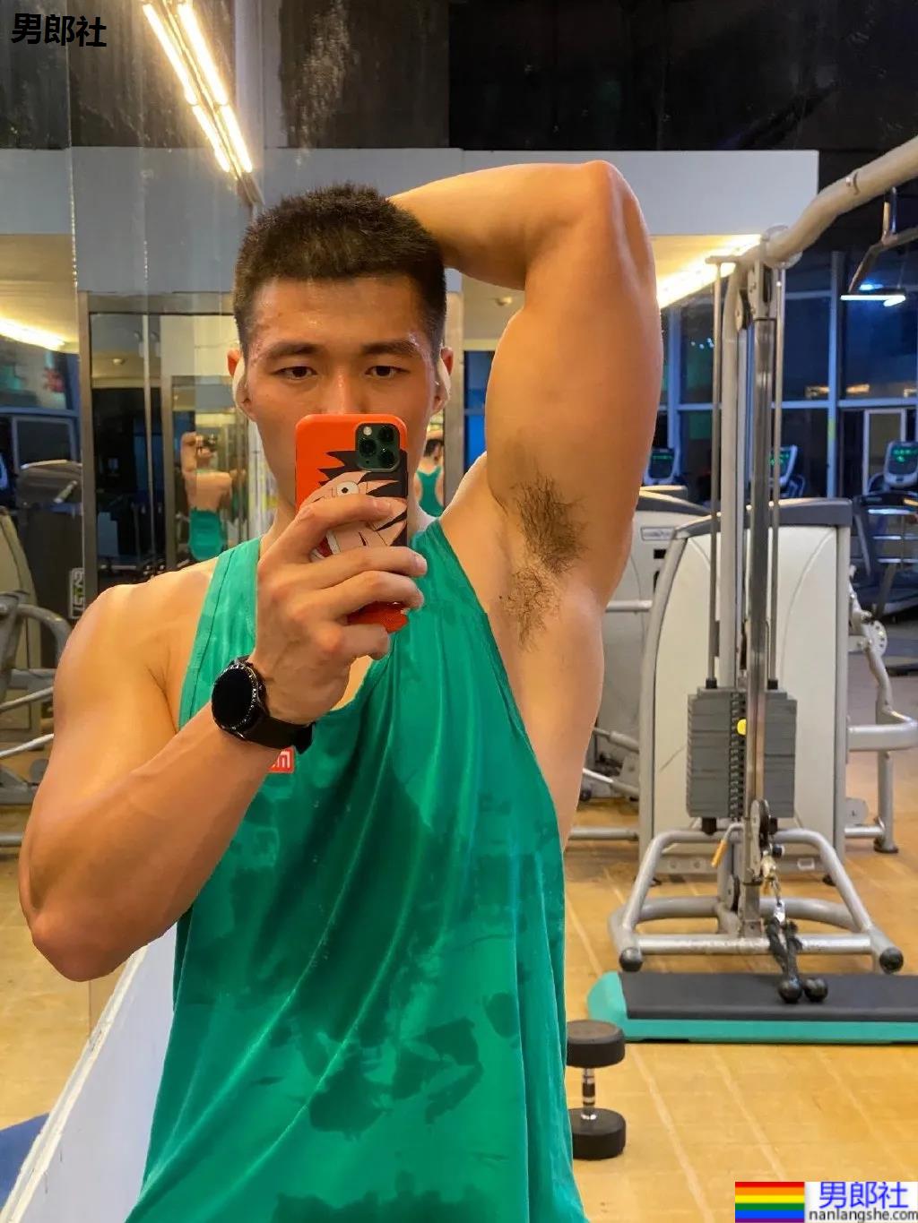 红遍票圈的长沙特警小哥又拍大片，超帅寸头肌肉身材馋哭网友！ - 51虹马