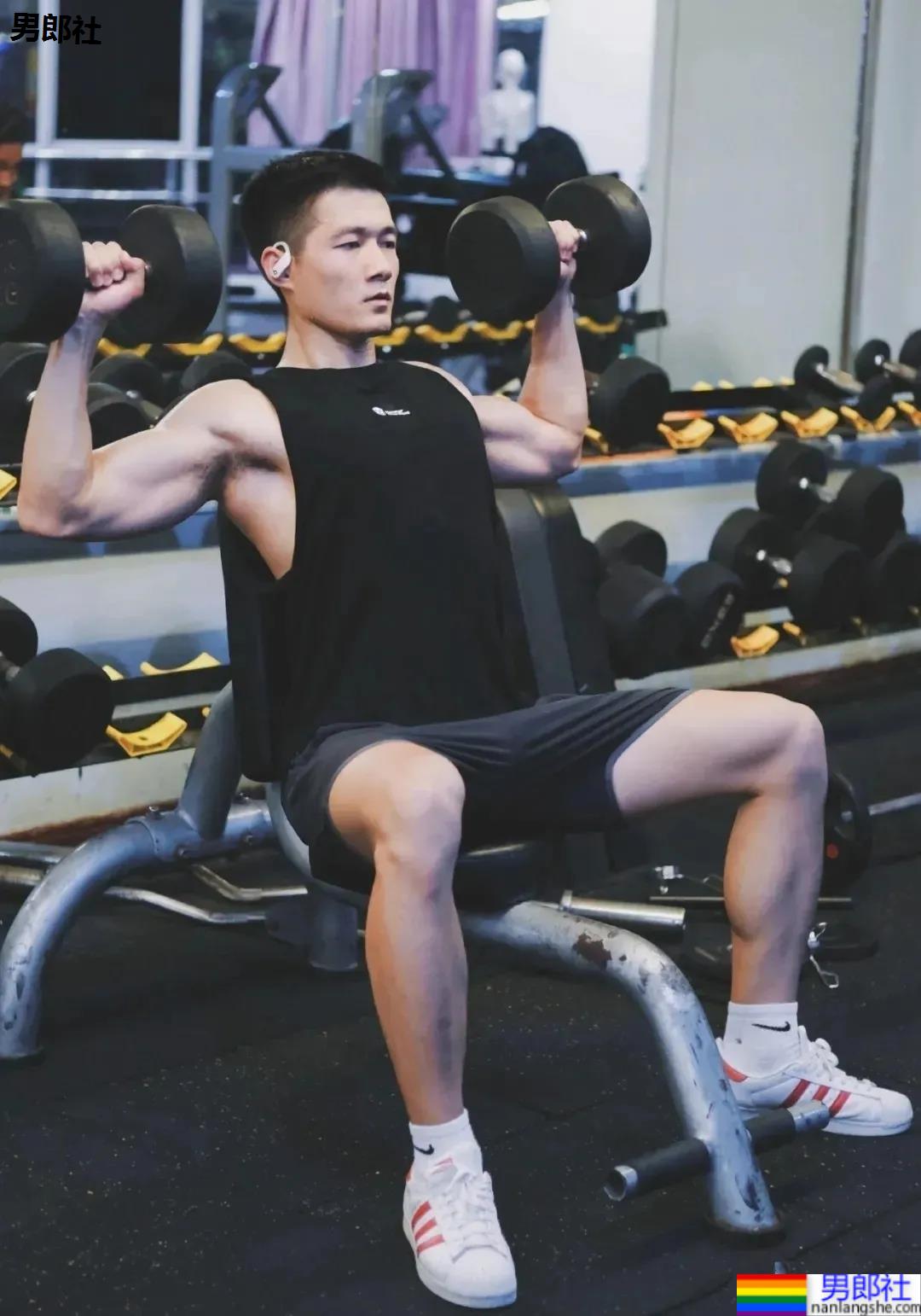 红遍票圈的长沙特警小哥又拍大片，超帅寸头肌肉身材馋哭网友！ - 51虹马