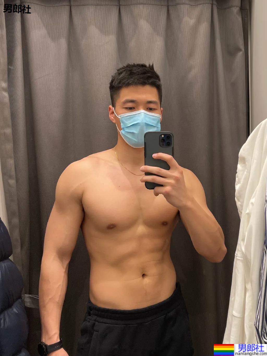 红遍票圈的长沙特警小哥又拍大片，超帅寸头肌肉身材馋哭网友！ - 51虹马