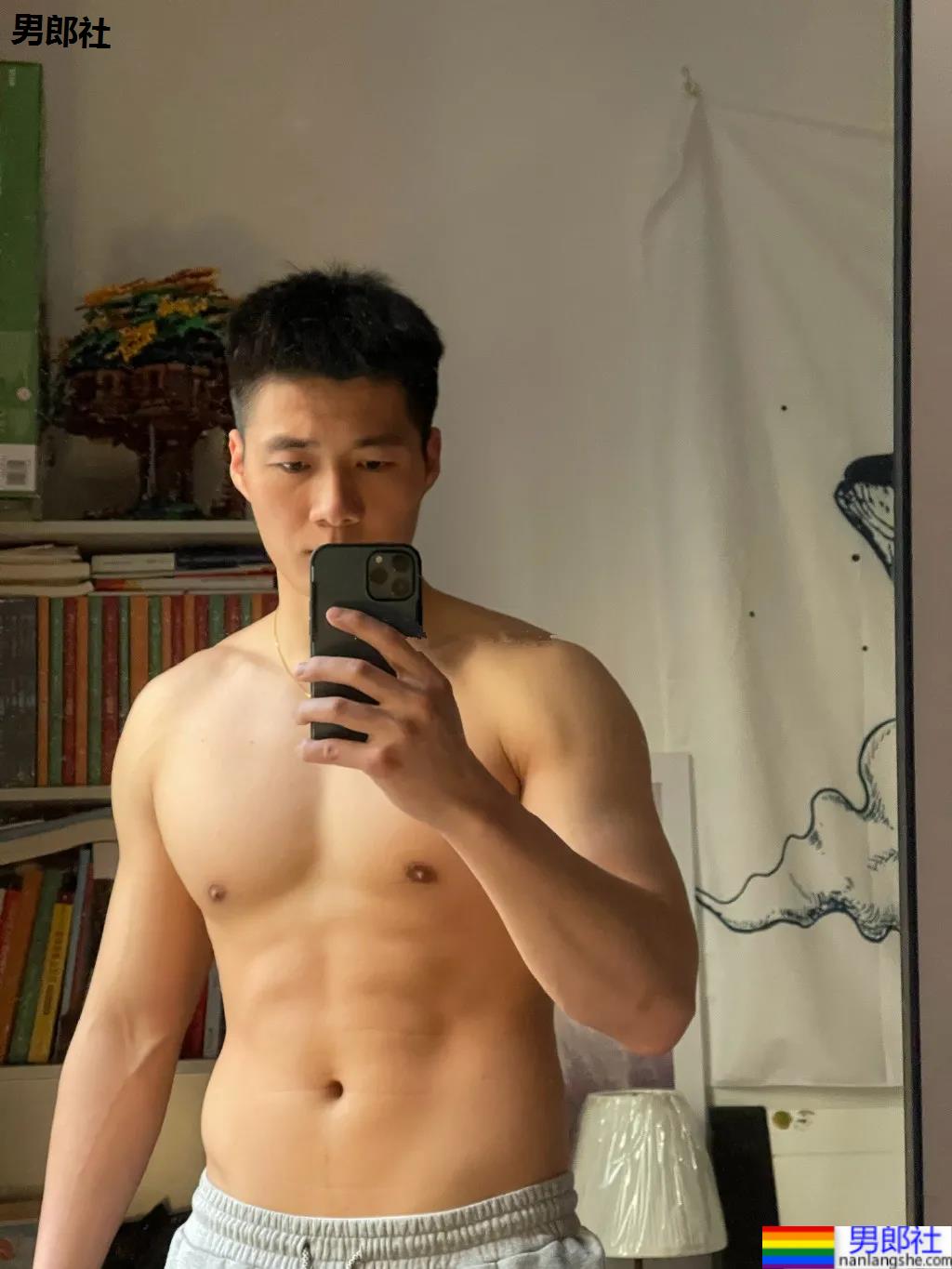 红遍票圈的长沙特警小哥又拍大片，超帅寸头肌肉身材馋哭网友！ - 51虹马