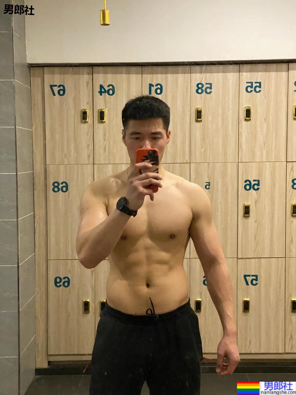 红遍票圈的长沙特警小哥又拍大片，超帅寸头肌肉身材馋哭网友！ - 51虹马