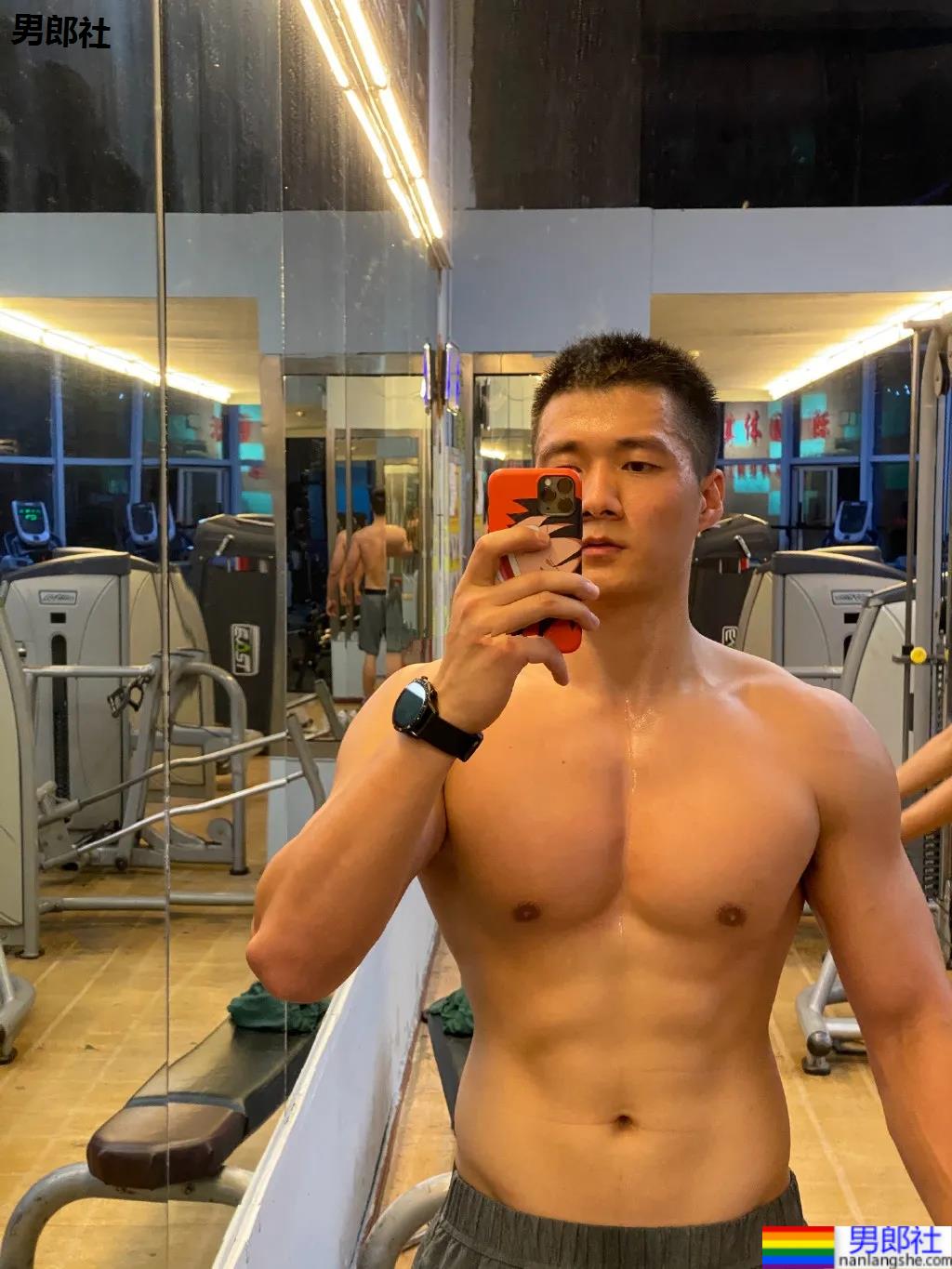 红遍票圈的长沙特警小哥又拍大片，超帅寸头肌肉身材馋哭网友！ - 51虹马