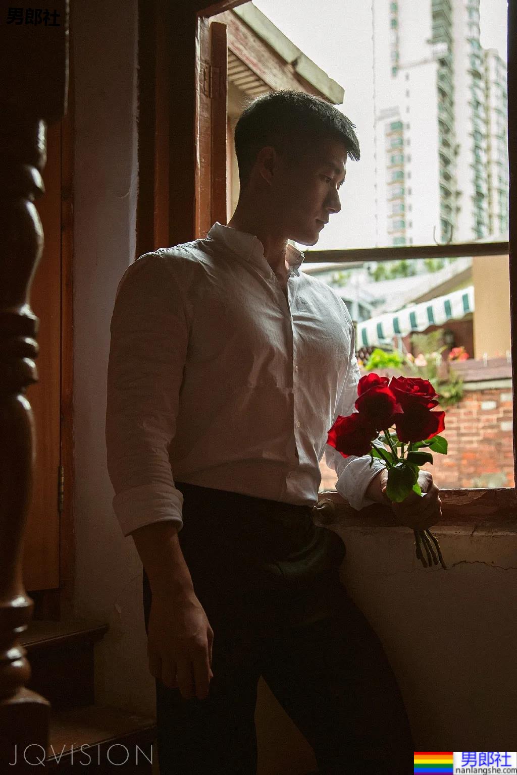 红遍票圈的长沙特警小哥又拍大片，超帅寸头肌肉身材馋哭网友！ - 51虹马