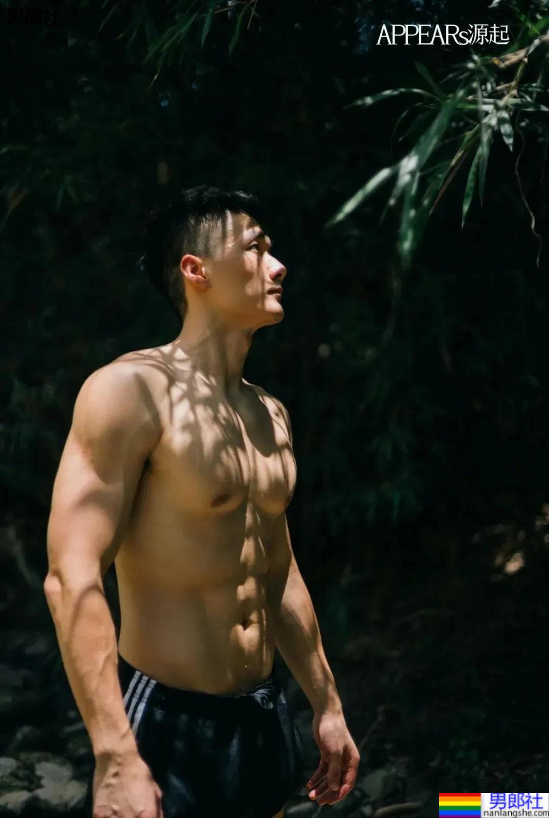 红遍票圈的长沙特警小哥又拍大片，超帅寸头肌肉身材馋哭网友！ - 51虹马