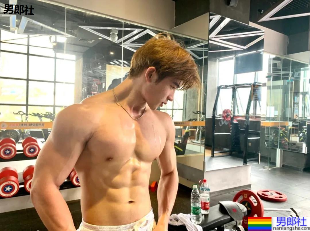 肌肉小哥爱自拍撩衣腹肌，这身板有点上头! - 51虹马