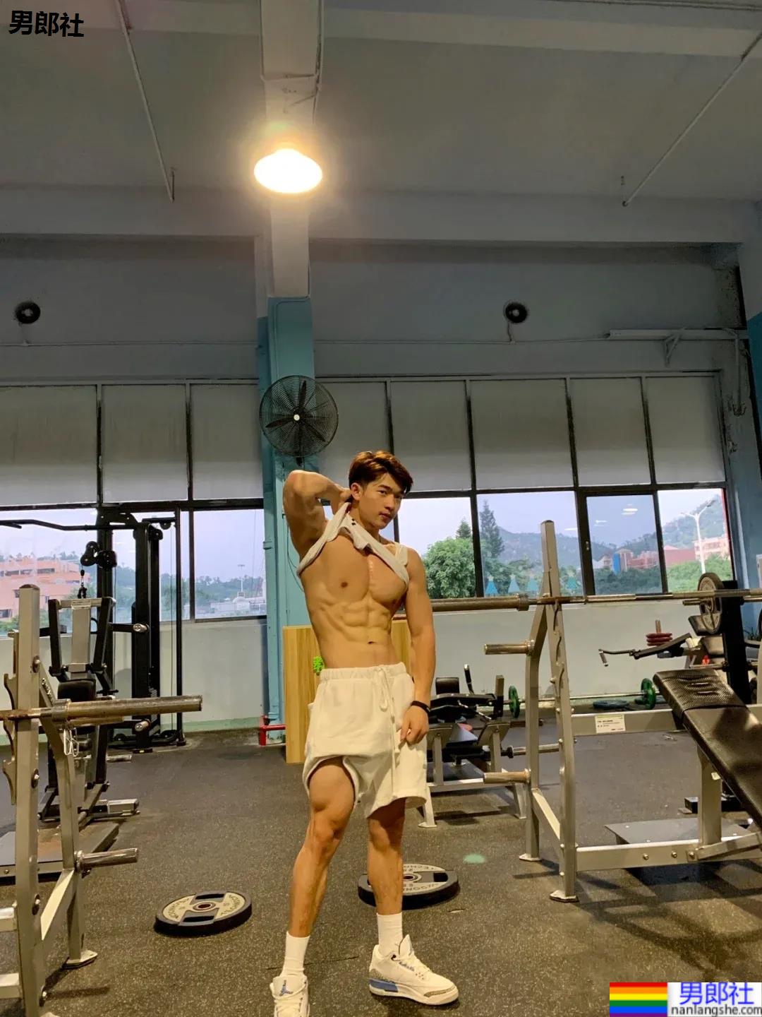 肌肉小哥爱自拍撩衣腹肌，这身板有点上头! - 51虹马