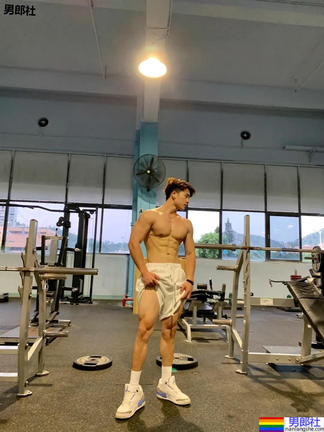 肌肉小哥爱自拍撩衣腹肌，这身板有点上头! - 51虹马