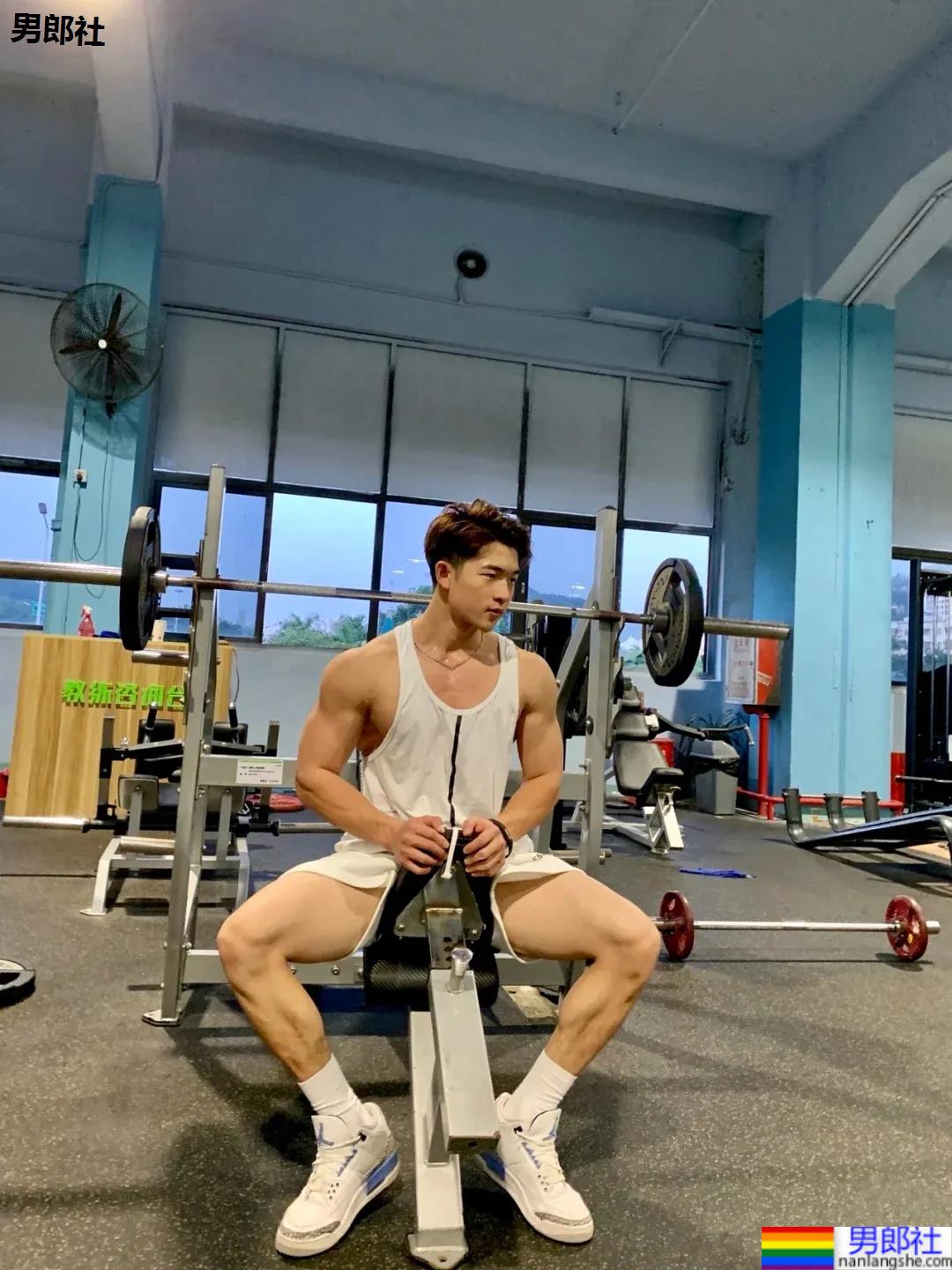 肌肉小哥爱自拍撩衣腹肌，这身板有点上头! - 51虹马