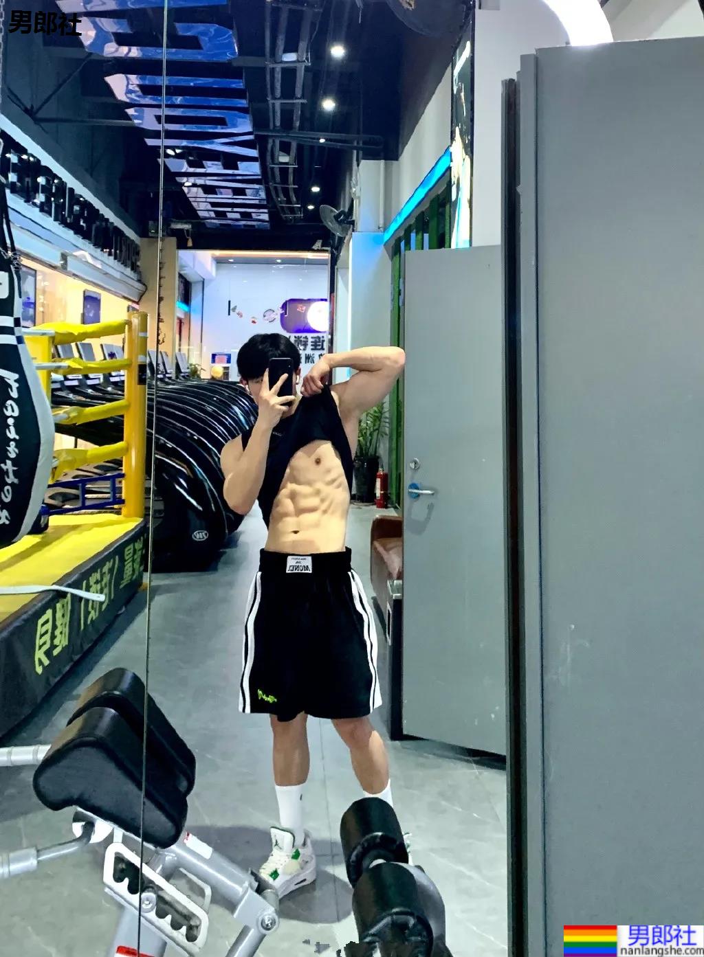 肌肉小哥爱自拍撩衣腹肌，这身板有点上头! - 51虹马