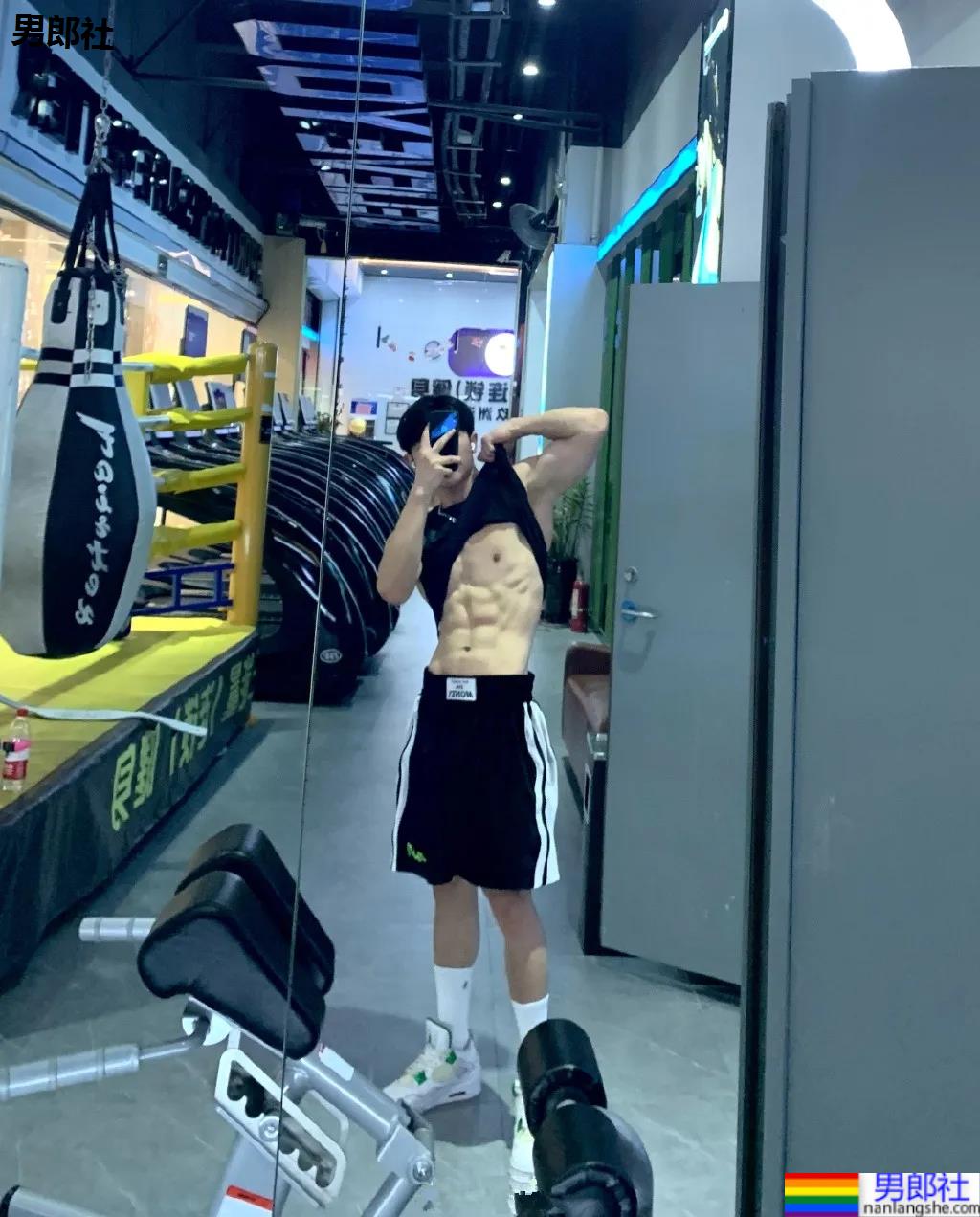 肌肉小哥爱自拍撩衣腹肌，这身板有点上头! - 51虹马