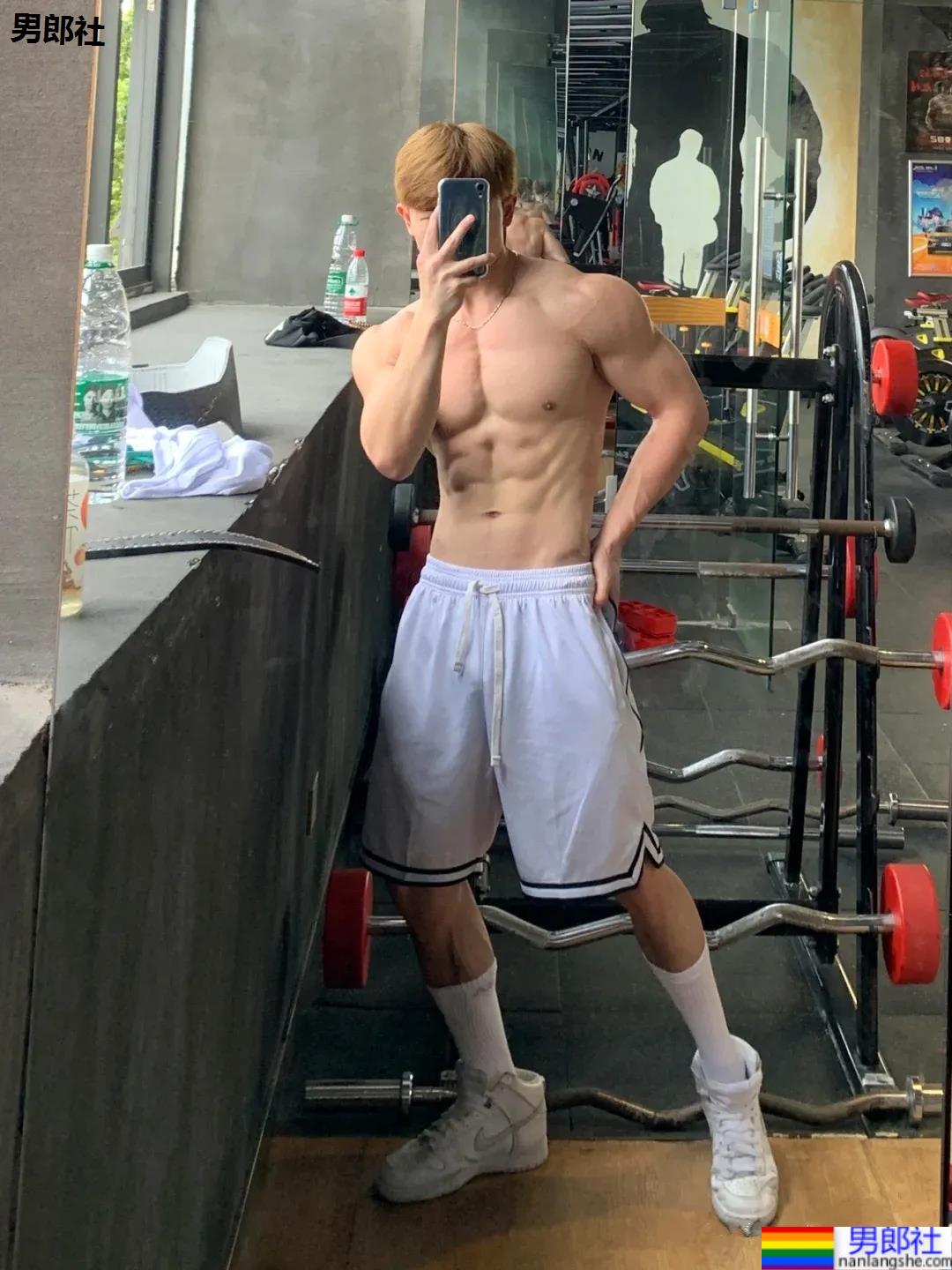 肌肉小哥爱自拍撩衣腹肌，这身板有点上头! - 51虹马