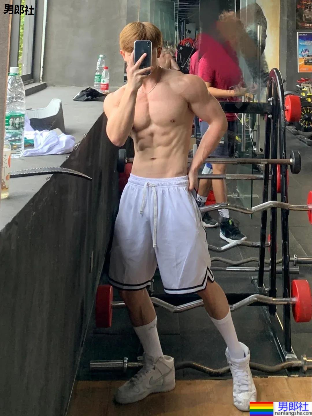 肌肉小哥爱自拍撩衣腹肌，这身板有点上头! - 51虹马