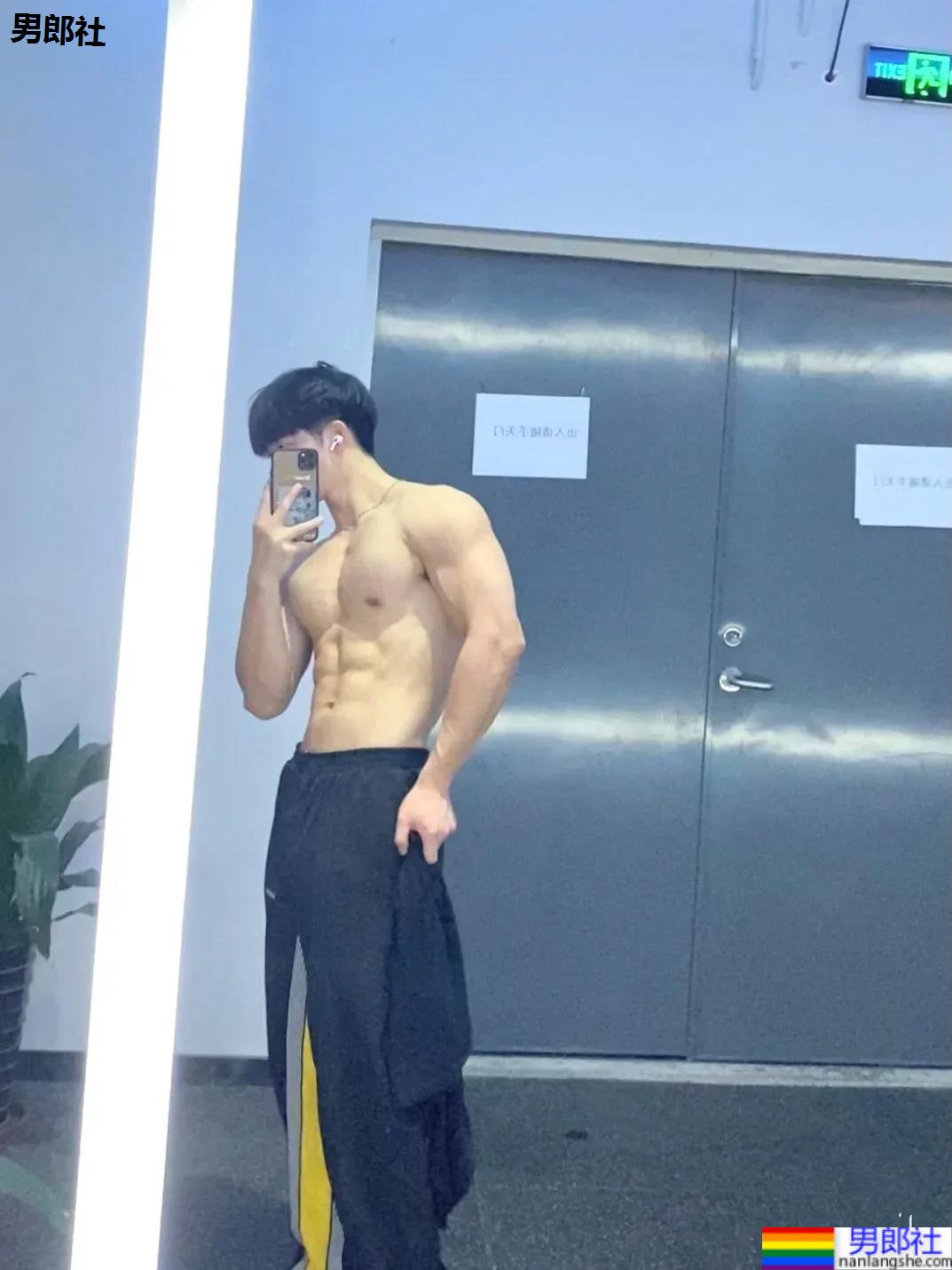 肌肉小哥爱自拍撩衣腹肌，这身板有点上头! - 51虹马