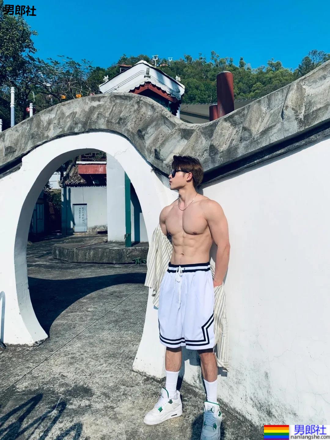 肌肉小哥爱自拍撩衣腹肌，这身板有点上头! - 51虹马