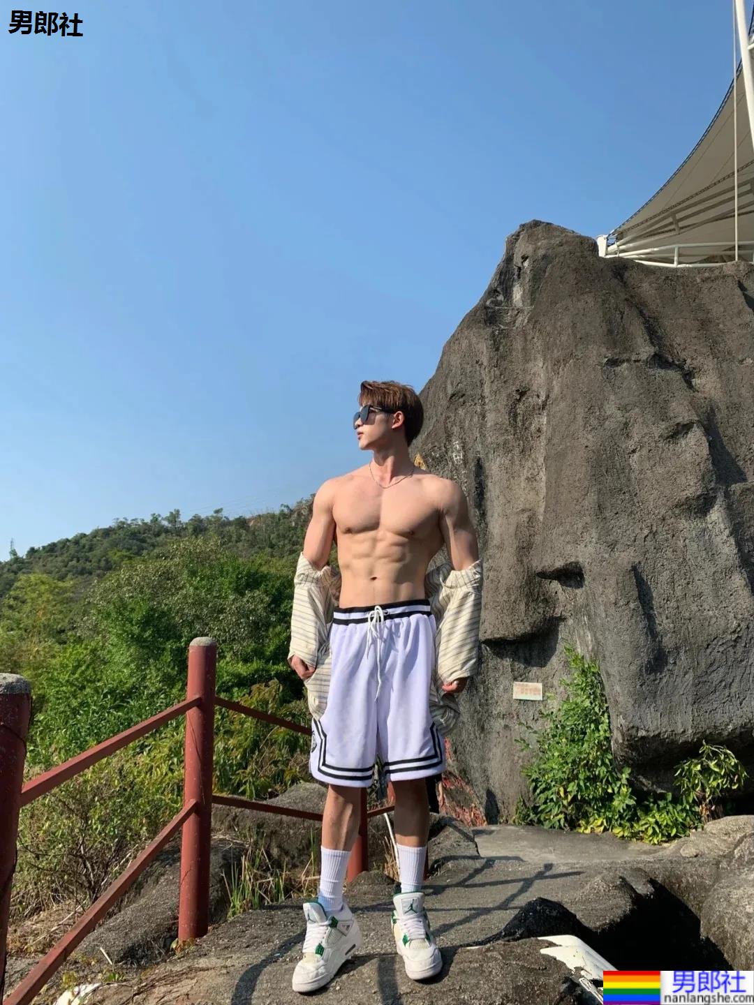 肌肉小哥爱自拍撩衣腹肌，这身板有点上头! - 51虹马