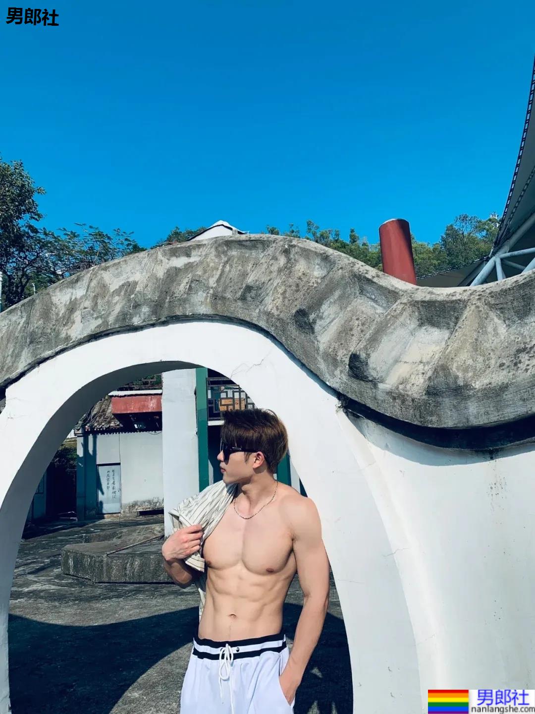 肌肉小哥爱自拍撩衣腹肌，这身板有点上头! - 51虹马