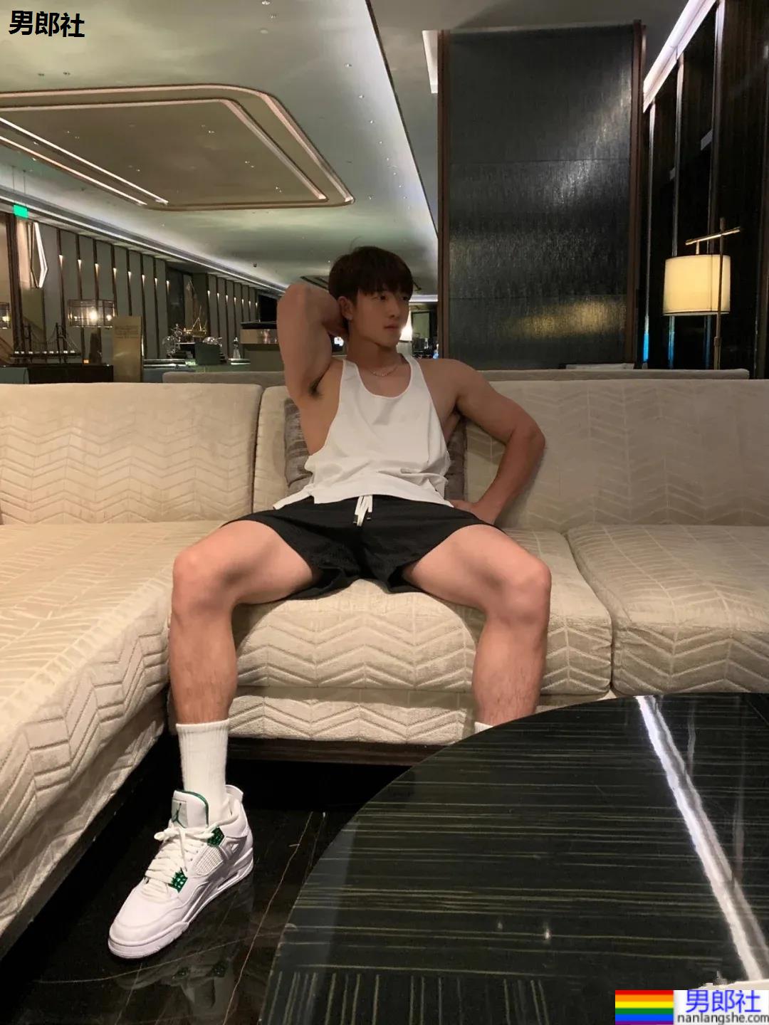 肌肉小哥爱自拍撩衣腹肌，这身板有点上头! - 51虹马