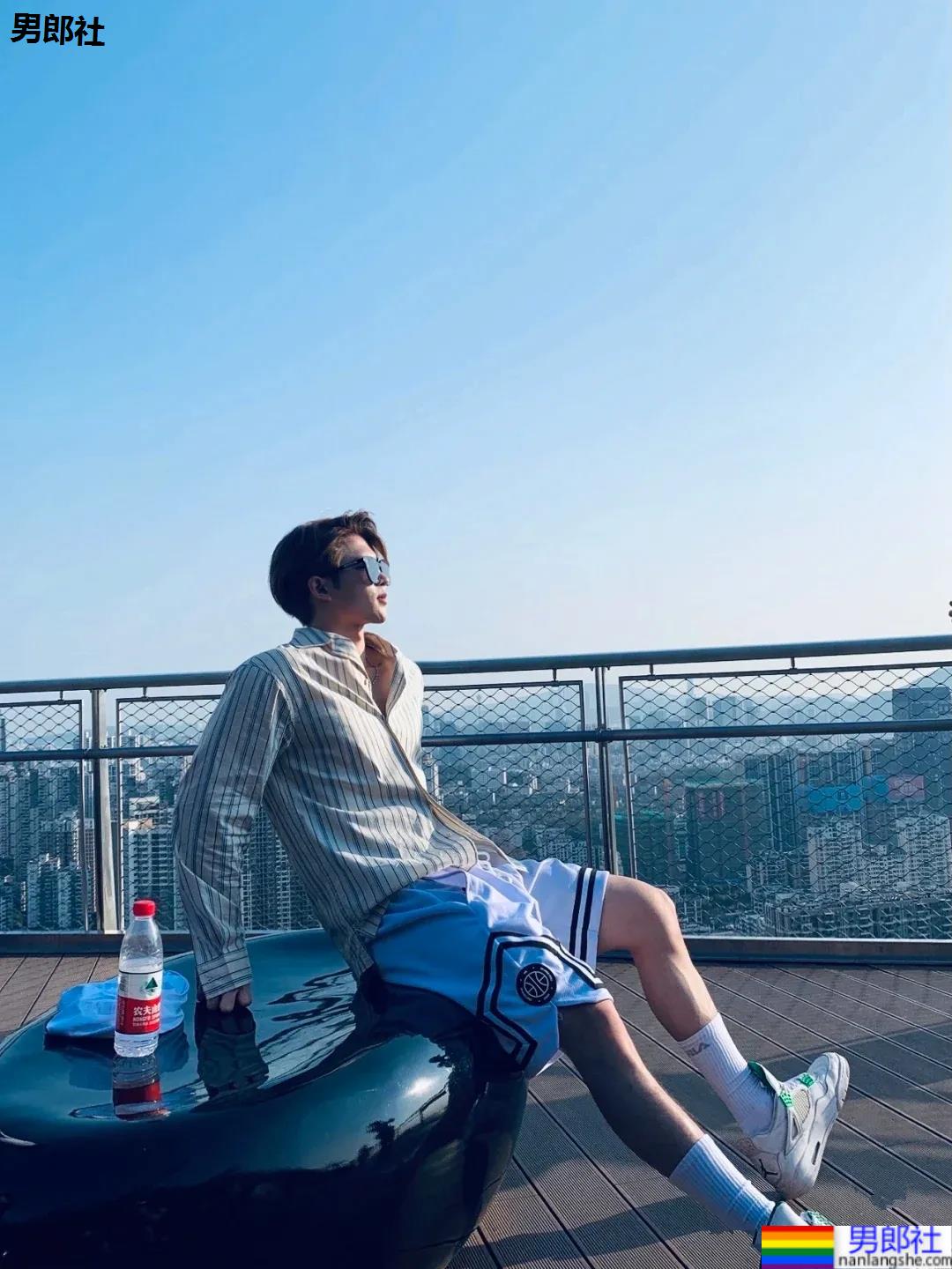 肌肉小哥爱自拍撩衣腹肌，这身板有点上头! - 51虹马