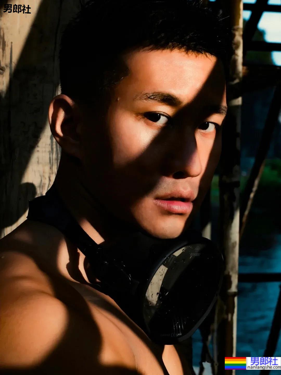 寸头腹肌潜水教练，古铜荷尔蒙也太A了吧！ - 51虹马