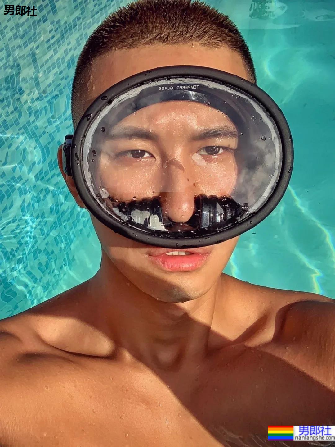 寸头腹肌潜水教练，古铜荷尔蒙也太A了吧！ - 51虹马