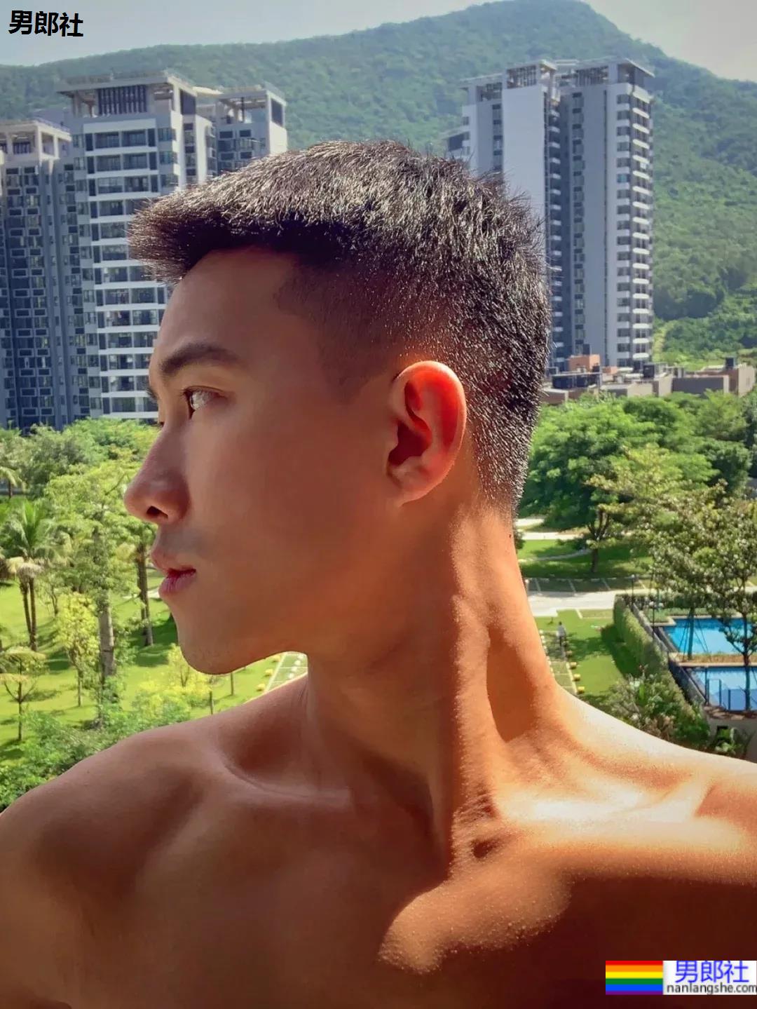 寸头腹肌潜水教练，古铜荷尔蒙也太A了吧！ - 51虹马