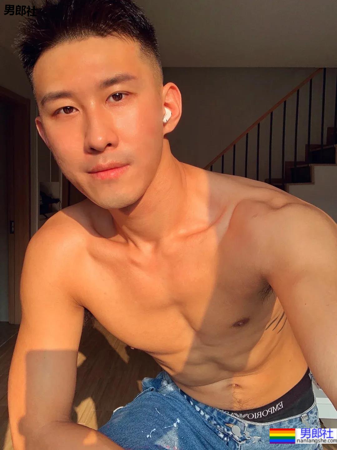 寸头腹肌潜水教练，古铜荷尔蒙也太A了吧！ - 51虹马