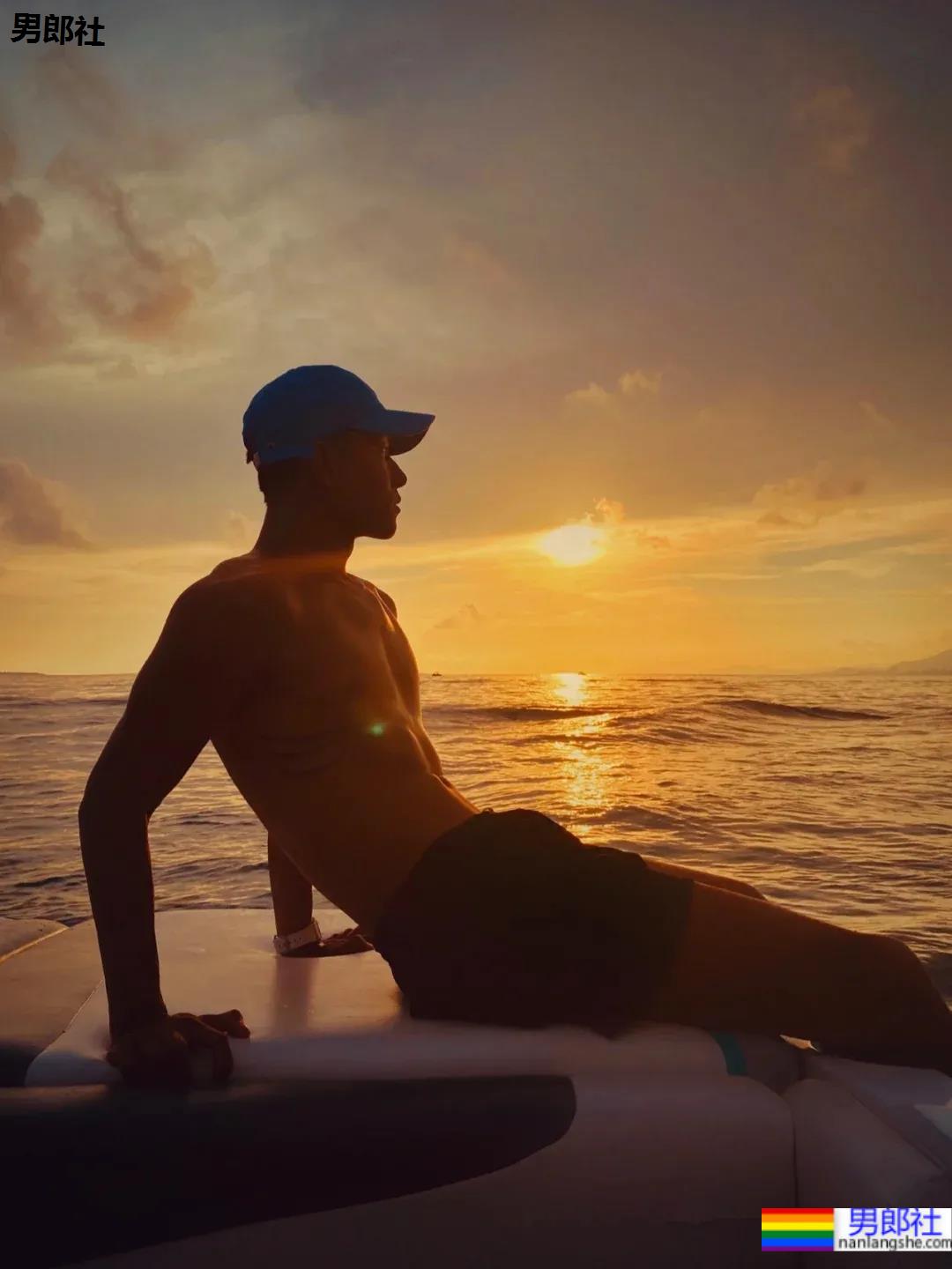 寸头腹肌潜水教练，古铜荷尔蒙也太A了吧！ - 51虹马