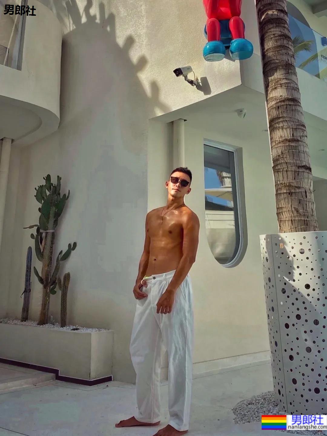 寸头腹肌潜水教练，古铜荷尔蒙也太A了吧！ - 51虹马