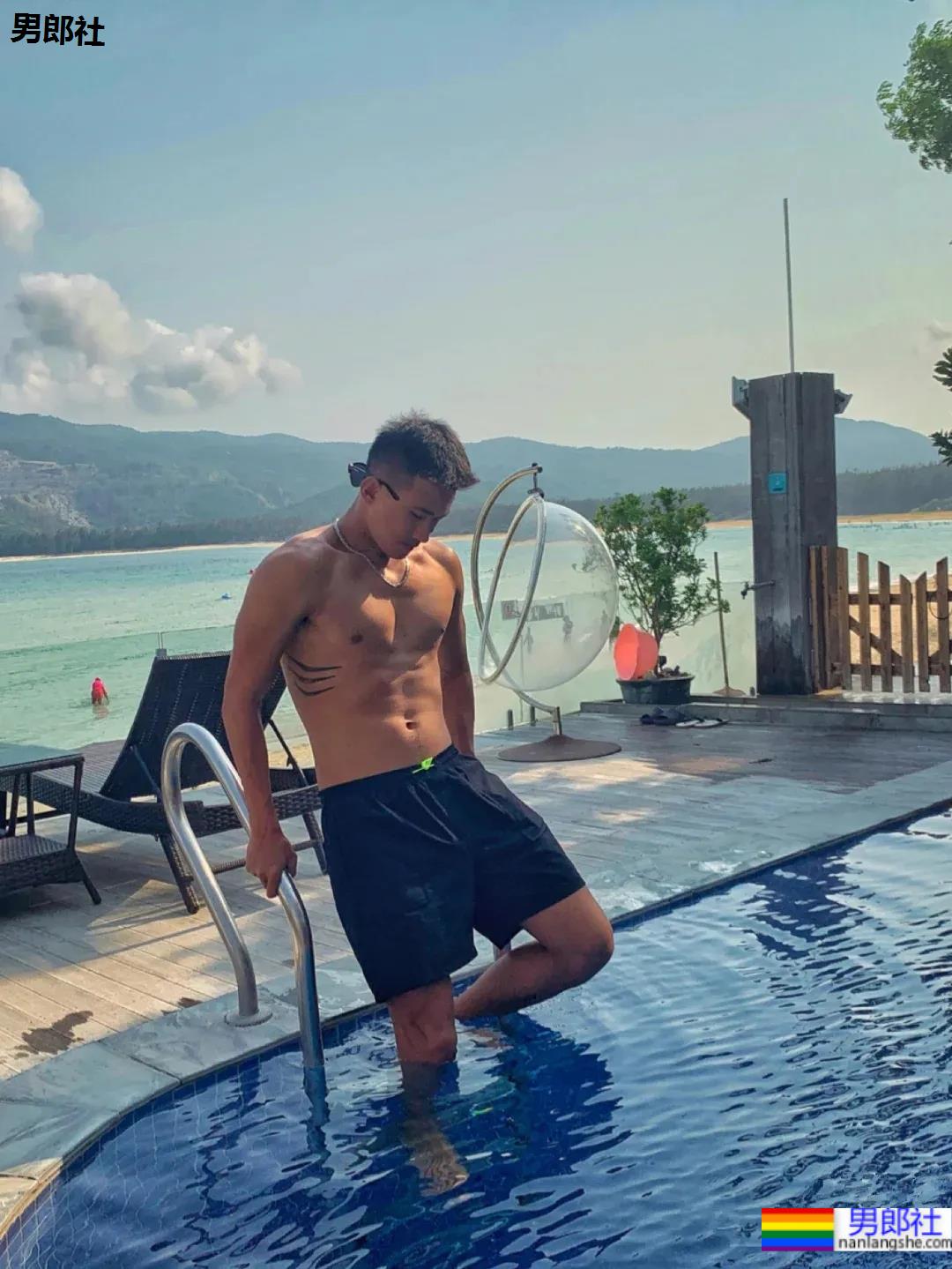 寸头腹肌潜水教练，古铜荷尔蒙也太A了吧！ - 51虹马