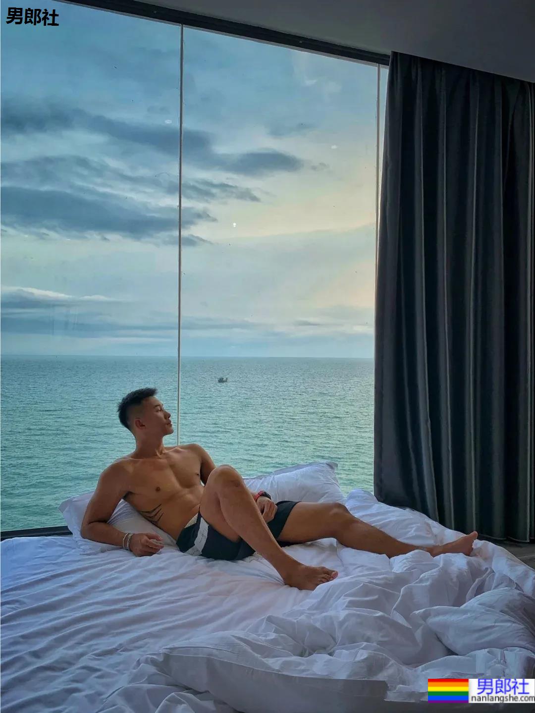 寸头腹肌潜水教练，古铜荷尔蒙也太A了吧！ - 51虹马