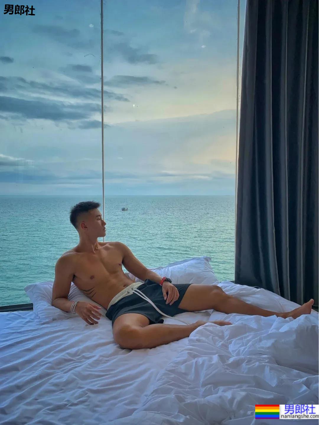 寸头腹肌潜水教练，古铜荷尔蒙也太A了吧！ - 51虹马